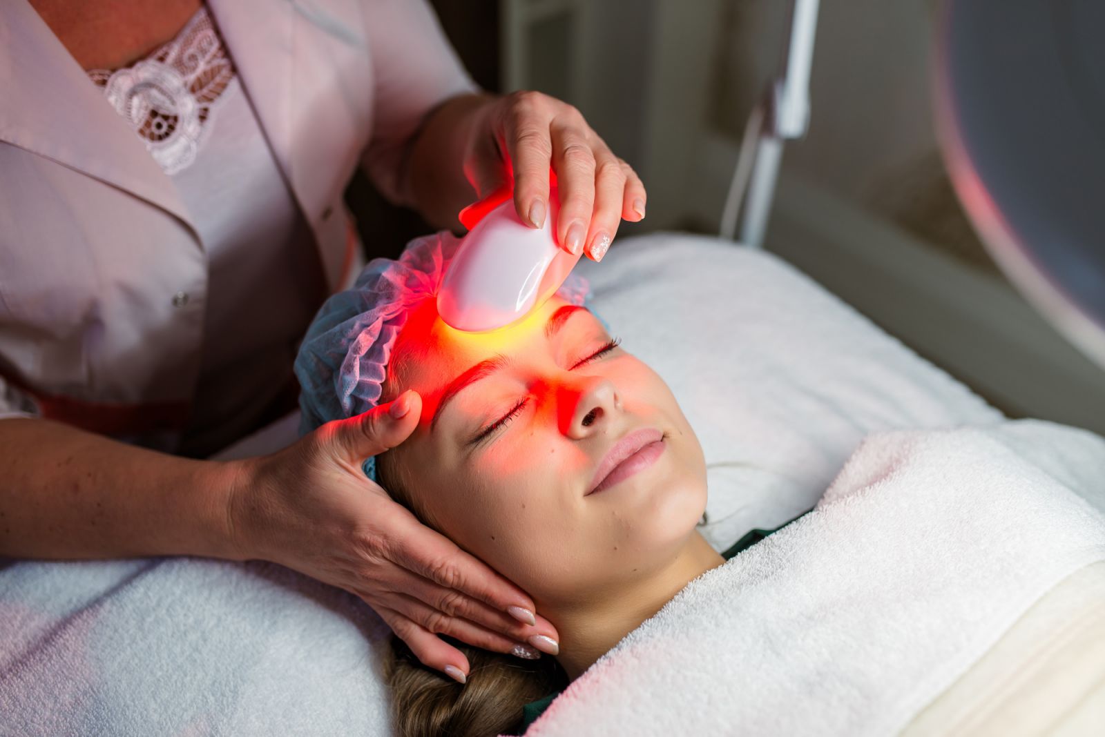 Avantaje și particularități ale rejuvenării faciale cu laser